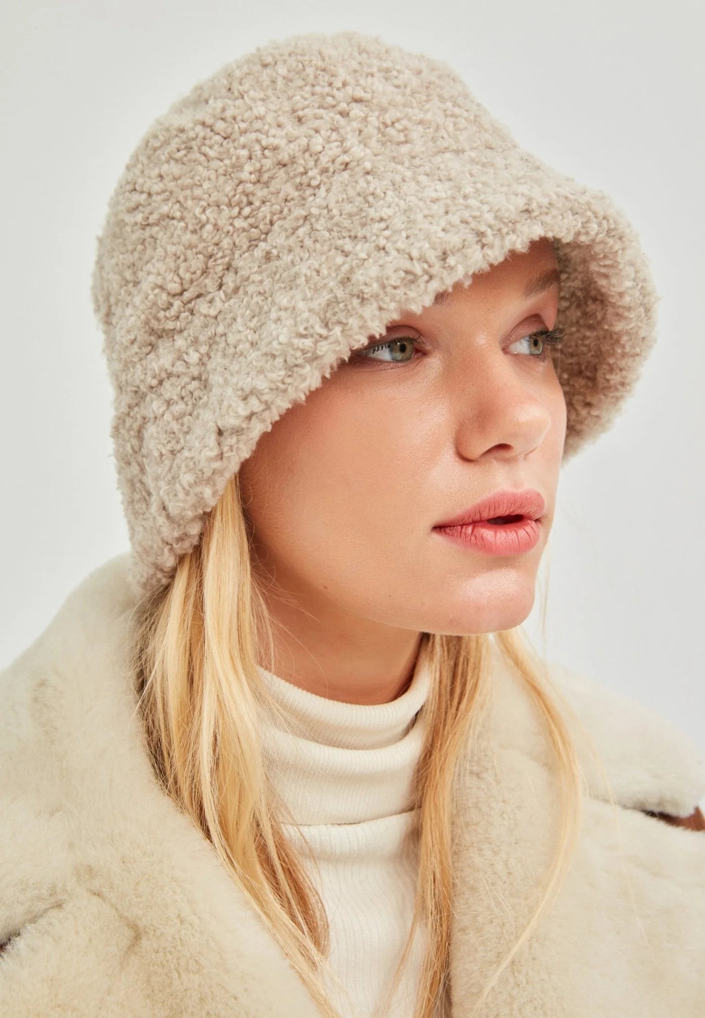 Bigardini London Women Shearling Bucket Hat - Beige